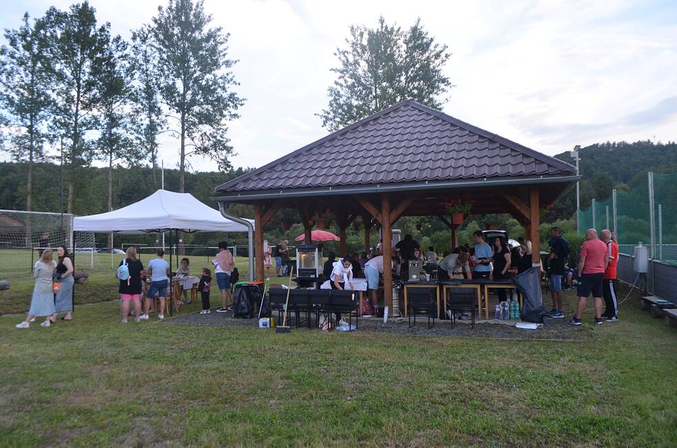 Ňagov. Občerstvenie v altánku pri ihrisku