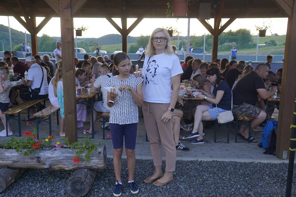 Deborka a Katka pred altánkom