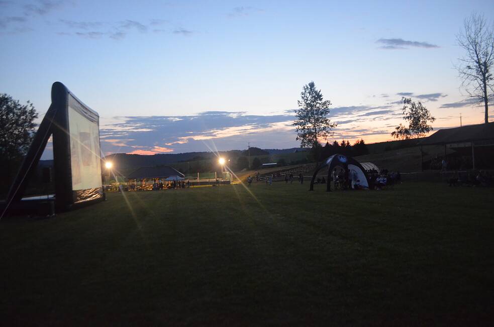 Premietanie filmu „Na prahu domoviny“ na ihrisku v Ňagove