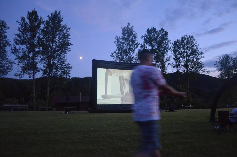 Premietanie filmu „Na prahu domoviny“ na ihrisku v Ňagove