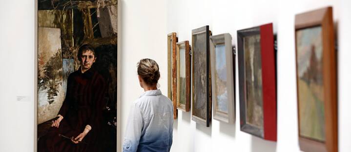 Eine der ersten, die es nach Ahrenshoop zog, war die Künstlerin Anna Gerresheim. Im Kunstmuseum Ahrenshoop kann man ein Selbstportrait von ihr begutachten.