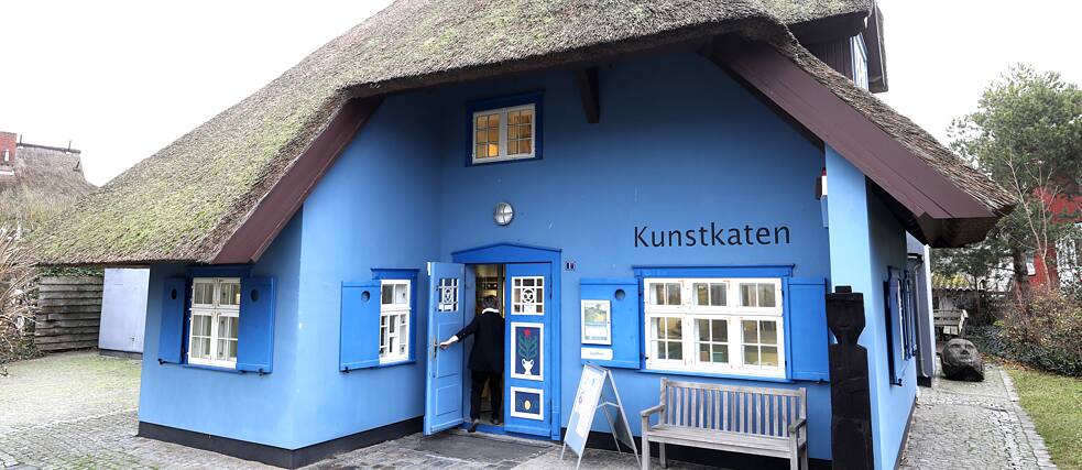 The Kunstkaten gallery – one of Ahrenshoop’s typical thatched cottages.