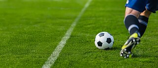 Su un campo da calcio con erba la palla viene tirata