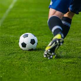 Su un campo da calcio con erba la palla viene tirata