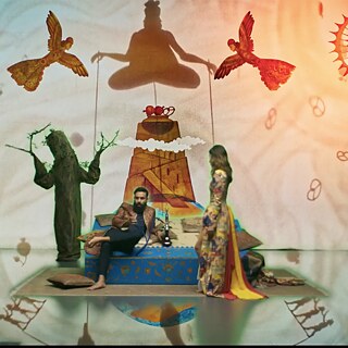 Un hombre está sentado descalzo con una shisha sobre un podio, a su lado una mujer con un vestido colorido, acompañados por una figura con forma de árbol, mientras sobre ellos flotan pájaros y una silueta en meditación