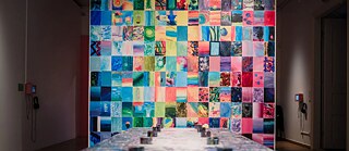 Suur seinamaal, mis koosneb paljudest värvilistest laste joonistustest.