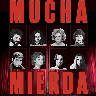 Eine Collage aus acht Schwarz-Weiß-Porträts von Schauspielerinnen und Schauspielern vor rotem Hintergrund