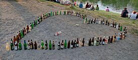 Ein Foto von Pfandflaschen aufgereiht in Herzform