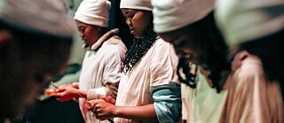 Tebello: Die Teilnehmenden schneiden das Gemüse und bereiten gemeinsam ein Essen zu.