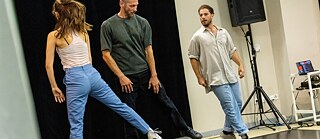 What the folk: Drei Tänzer springen