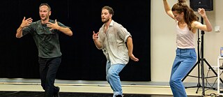 What the folk: Drei Tänzer springen