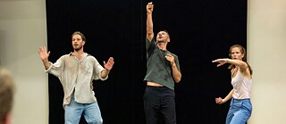 What the folk: Drei Tänzer gestikulieren