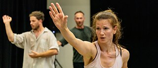 What the folk: Drei Tänzer gestikulierend (vergrößert)