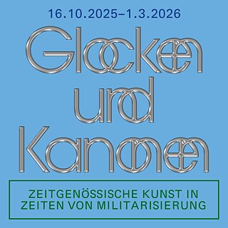 Auf dem hellblauen Hintergrund Titel der Ausstellung „Glocken und Kanonen. Zeitgenössische Kunst in Zeiten von Militarisierung“, 16.10.2025 – 01.03.2026