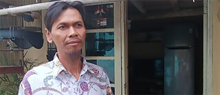 Warsita und sein Kühlschrank, der auf einem „Thron“ aus Betonsteinen steht, um ihn vor der Rob Überflutung zu schützen.