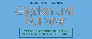 Auf dem hellblauen Hintergrund Titel der Ausstellung „Glocken und Kanonen. Zeitgenössische Kunst in Zeiten von Militarisierung“, 16.10.2025 – 01.03.2026