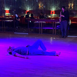 Németh Hajnal, “DANCE BREAK”, Schall-, Umwelt- und Funktionsintervention, Café Keese Berlin, 2025, Fodor János (Tatenlosigkeit), Bryan Eubanks (Saxofon), Foto: Láposi Zsófia