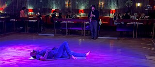 Németh Hajnal, “DANCE BREAK”, Schall-, Umwelt- und Funktionsintervention, Café Keese Berlin, 2025, Fodor János (Tatenlosigkeit), Bryan Eubanks (Saxofon), Foto: Láposi Zsófia