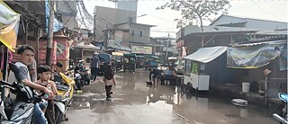 Das Land ist stark abgesunken, was dazu führt, dass die Siedlungen der örtlichen Bevölkerung häufiger und länger anhaltend von den Überflutungen in Küstennähe durch Meerwasser, der sogenannten ROB-Überflutung, betroffen sind.