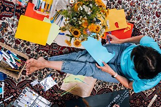 Erstellung eines künstlerischen Ausdrucks über sich selbst in der Collagetechnik. Residenz im Juli.