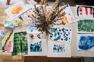 Kunsttherapeutische Praxis zu Live-Musik (Gitarre). Residenz im September.