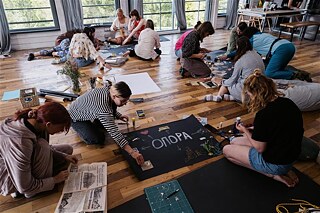 Moderationssitzung, Reflexionspraxis, Festlegung von Stützpunkten, Gruppeninteraktion. Residenz im September. 5. Teezeremonie in den Karpaten. Residenz im September.