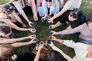 Teezeremonie in den Karpaten. Residenz im September.