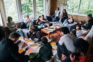 Erfahrungsaustausch, Diskussion des pädagogischen Teils des Projekts, Gruppeninteraktion. Residenz im Juli.