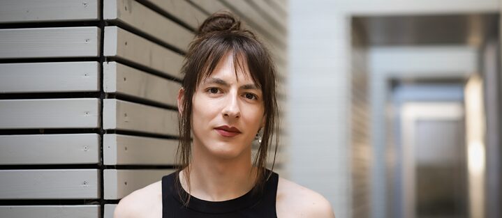 Eloain Lovis Hübner komponiert, konzipiert und kuratiert zeitgenössische ´Musik. 