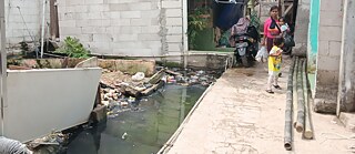 Allerorts sieht man verlassene Grundstücke, in denen mit ROB-Wasser gefüllte Lachen stehen. 