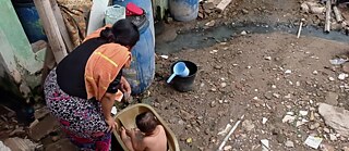 Seit Jahrzehnten beklagen Anwohner die leeren Versprechungen von bezahlbaren Leitungssystemen und sauberem Wasser.