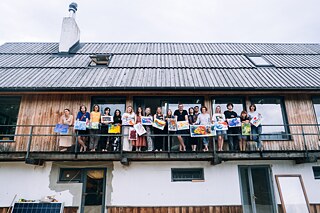 Kunsttherapiepraxis mit Live-Musik (Cello). Residenz im Juli.