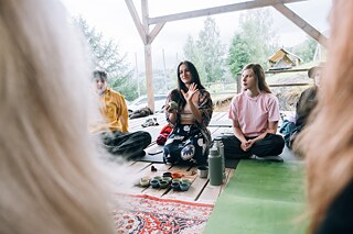 Teezeremonie und Gespräche mit den Teilnehmern. Residenz im Juli.