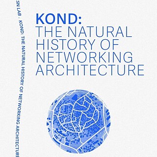 Cover-Design mit dem Titel ‚KOND: The Natural History of Networking Architecture‘ in blauer Schrift auf weißem Hintergrund. Darunter eine stilisierte, kreisförmige Stadtkarte in Blautönen.