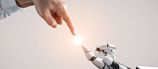 main de robot se touchent avec main humaine