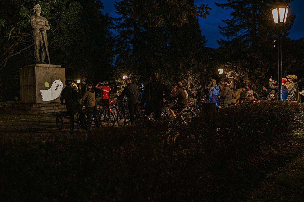 Animation on a house wall during a bike ride