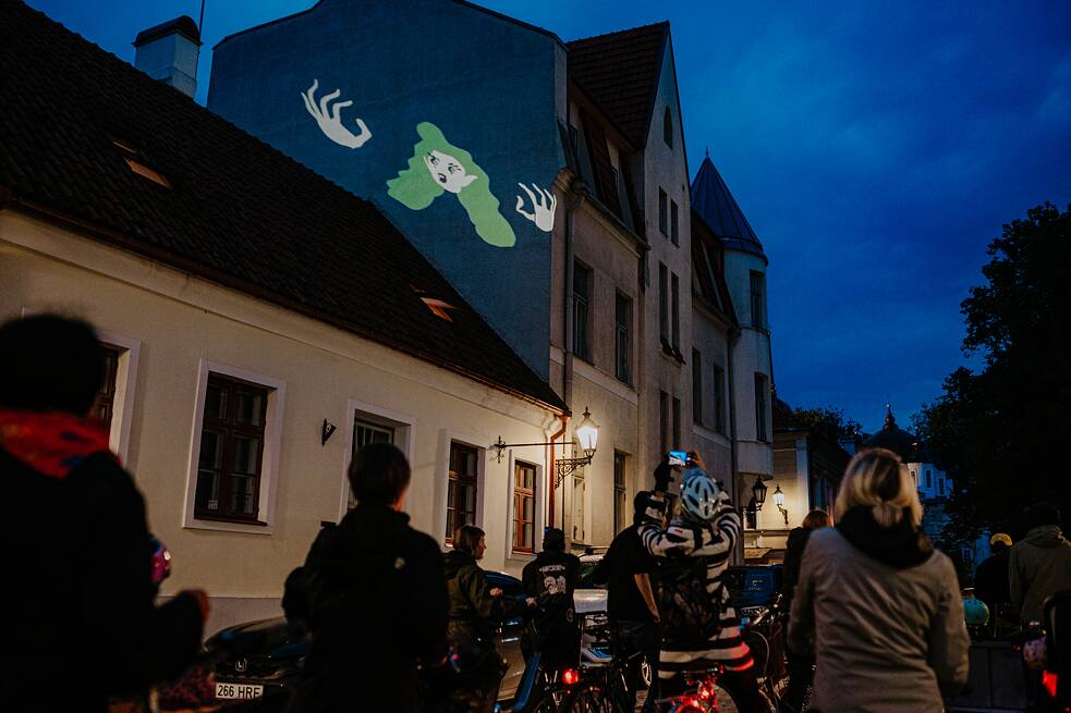 Animation on a house wall during a bike ride