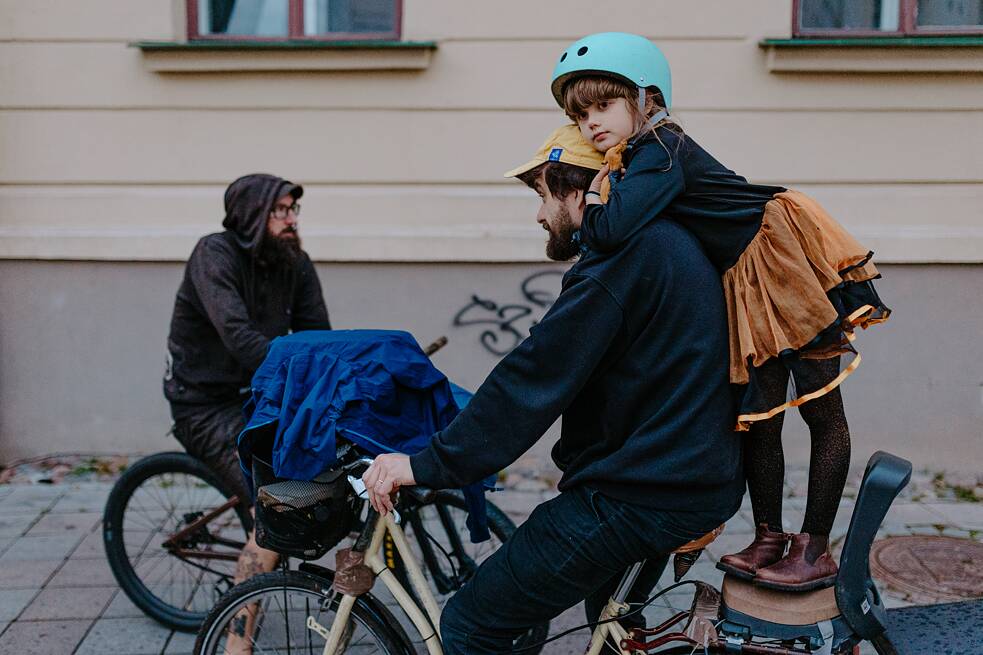 Animation on a house wall during a bike ride