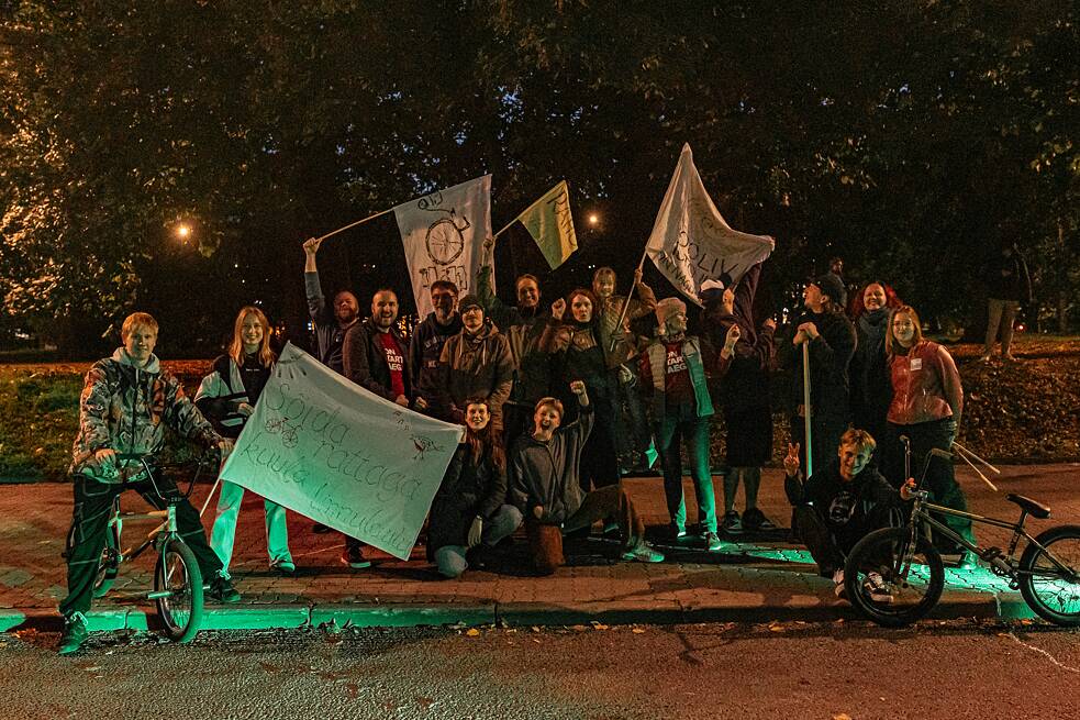 Animation on a house wall during a bike ride