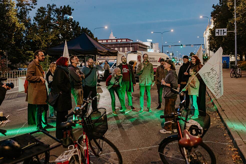 Animation on a house wall during a bike ride
