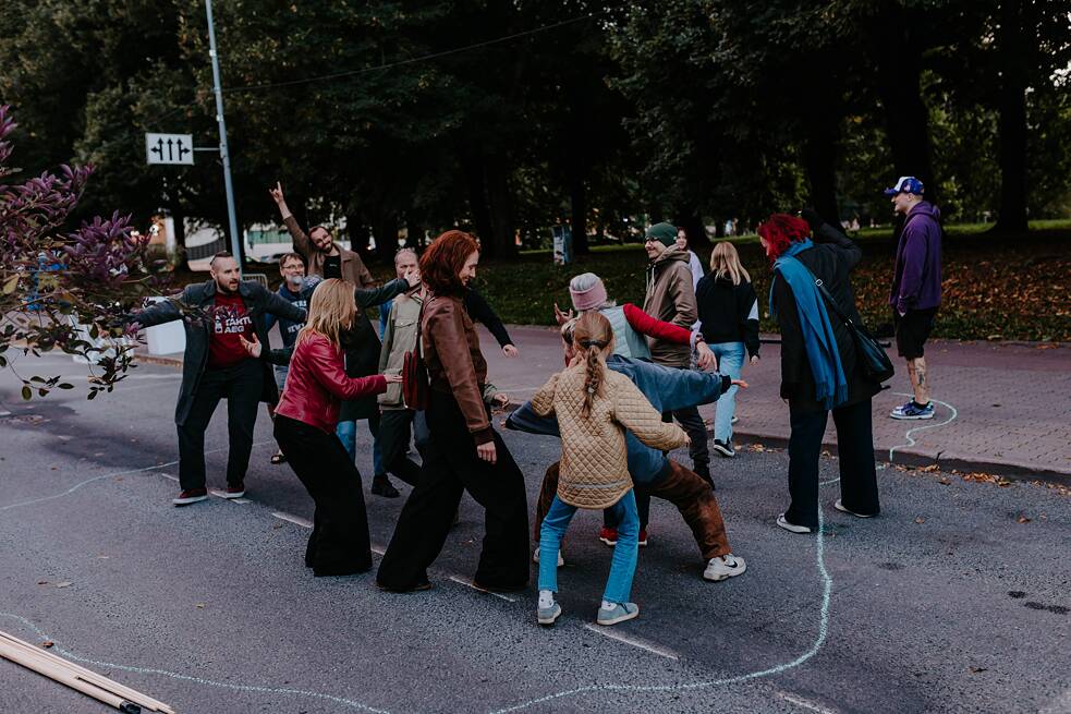 Animation on a house wall during a bike ride