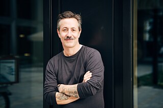 Der Künstler Roberto Uribe. 