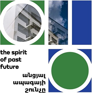 Plakat zur Ausstellung ‚The Spirit of Past Future‘ mit geometrischen Formen in Grün und Blau, zwei Fotos moderner Architektur und zweisprachigem Text (Englisch und Armenisch).