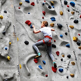 Eine Person beim Bouldern