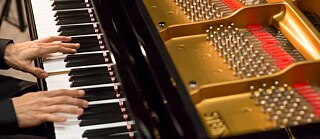 Hände auf Klaviertastatur