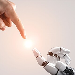 une main humaine et une main de robot se touchent