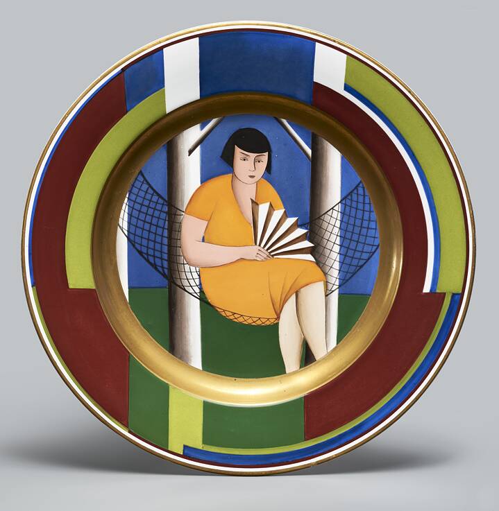Dekorativer Teller „Mädchen mit Fächer”, 1925. Entwurf der Bemalung – Aleksandra Beļcova. Hersteller – Werkstatt „Baltars”. 