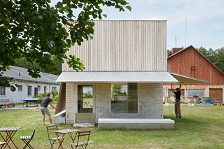 Gemeindezentrum und Café „Pitraga pietura”, 2023. Finalist des neuen Europäischen Bauhaus-Preises 2024. Umbauarchitektur – MADE Architekten. 