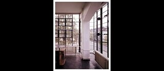 Bildunterschrift Raum von innen im Bauhausstil	Ēkas iekšpuse Bauhaus stilā