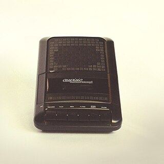 Las grabadoras de cassette son una forma especial de grabadoras de audio en las que el audio se graba de manera análoga en cassettes compactos. Son una pequeña variante de las grabadoras de cinta que se hicieron populares en la década de 1970.